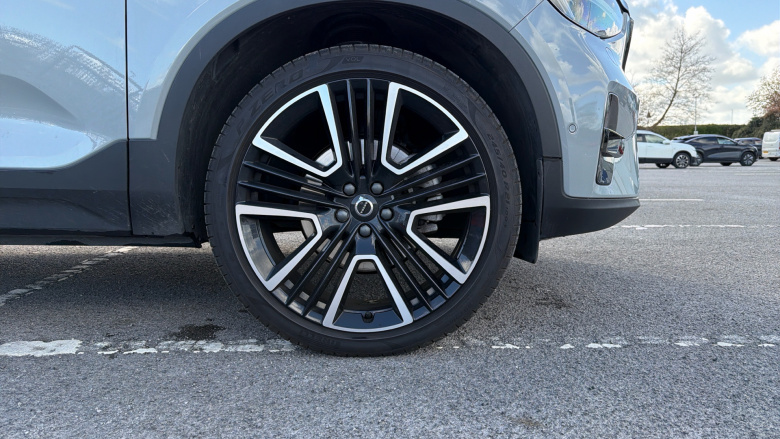 Volvo XC40 2.0 B4P Ultra Dark 5dr Auto Petrol Estate